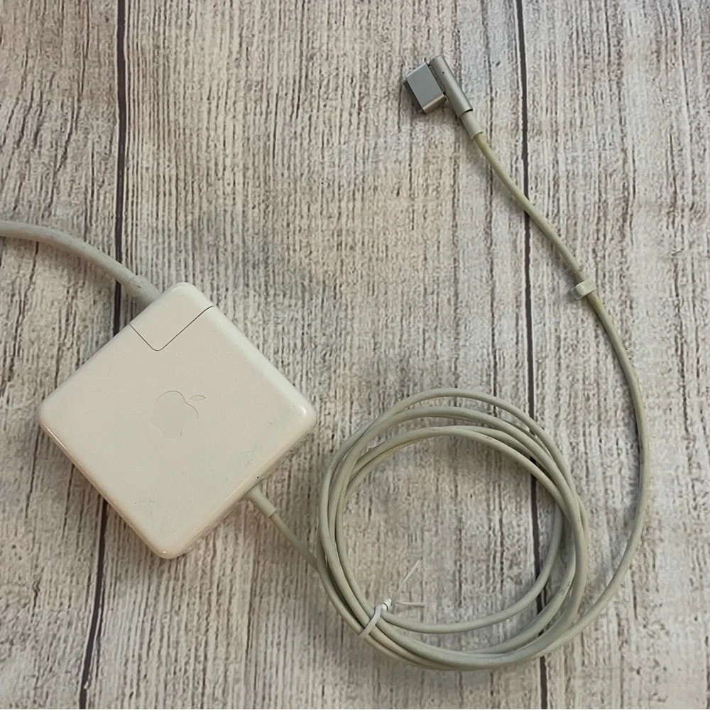 APPLE 85W MagSafe Power Adapter for 15- and 17-inch MacBook Pro